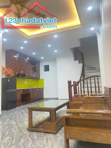 Oto Đỗ Cổng, Trung Tâm Thạch Bàn, 32m x 5 Tầng, 5,3 Tỷ