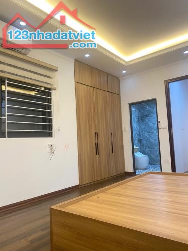 Oto Đỗ Cổng, Trung Tâm Thạch Bàn, 32m x 5 Tầng, 5,3 Tỷ - 1