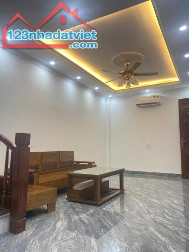 Oto Đỗ Cổng, Trung Tâm Thạch Bàn, 32m x 5 Tầng, 5,3 Tỷ - 2
