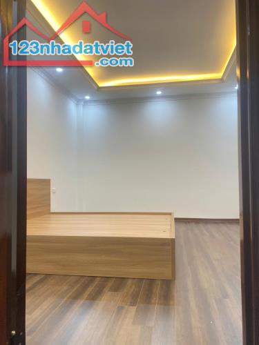 Oto Đỗ Cổng, Trung Tâm Thạch Bàn, 32m x 5 Tầng, 5,3 Tỷ - 4