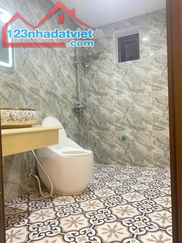 Oto Đỗ Cổng, Trung Tâm Thạch Bàn, 32m x 5 Tầng, 5,3 Tỷ - 5