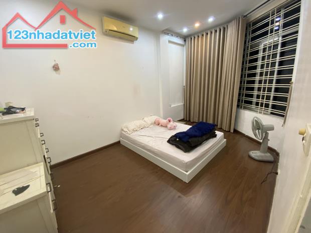 Cần bán gấp nhà phân lô phố Hoàng Quốc Việt 64m2, 4T, 2 mặt ngõ, ô tô, giá tốt - 3