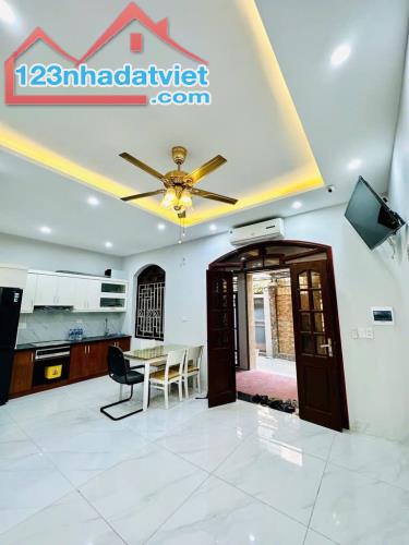 BÁN SIÊU PHẨM TT Q. HOÀNG MAI - LÔ GÓC - CÁCH PHỐ 15M - NGÕ THÔNG - NHỈNH 10 TỶ