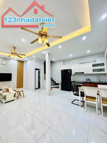 BÁN SIÊU PHẨM TT Q. HOÀNG MAI - LÔ GÓC - CÁCH PHỐ 15M - NGÕ THÔNG - NHỈNH 10 TỶ - 4