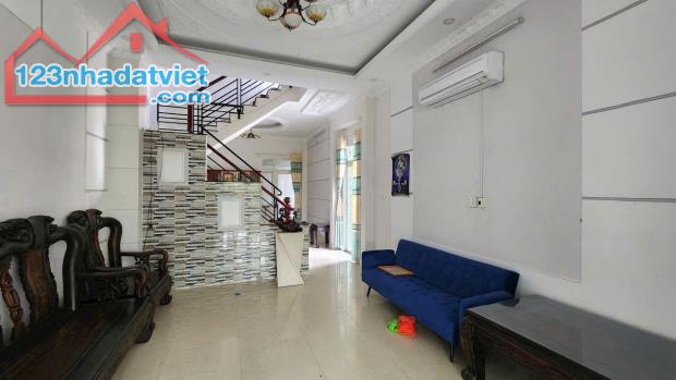 Nhà góc 2 mặt tiền Lê Văn Lương, 3 tầng, 6.4x14m, 6.4 tỷ