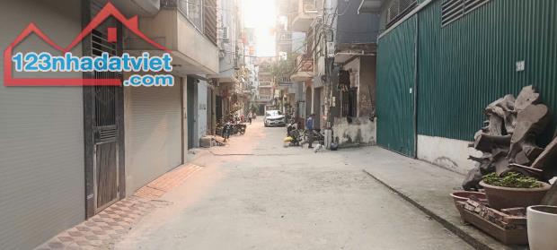 HỒ LINH ĐÀM - Hoàng Mai
Bán Mảnh Ô Tô Tránh Vào Đất
+ Dt sổ: 75,6 m2- Mt: 4,5m. Giá - 1