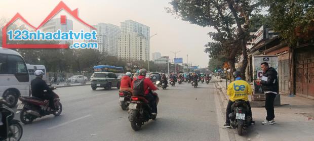 HỒ LINH ĐÀM - Hoàng Mai
Bán Mảnh Ô Tô Tránh Vào Đất
+ Dt sổ: 75,6 m2- Mt: 4,5m. Giá - 4