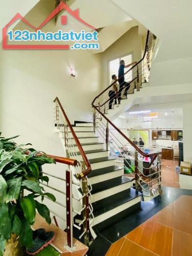 Hiếm! Ngõ to hơn phố, 3 ô tô tránh, cho thuê hoặc làm VP đều rất hợp 140m2*MT 6m. Giá 29t - 1