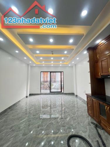 Cần bán nhà Nguyễn Đình Hoàn, Cầu Giấy, Hà Nội 6 tầng thang máy, kinh doanh