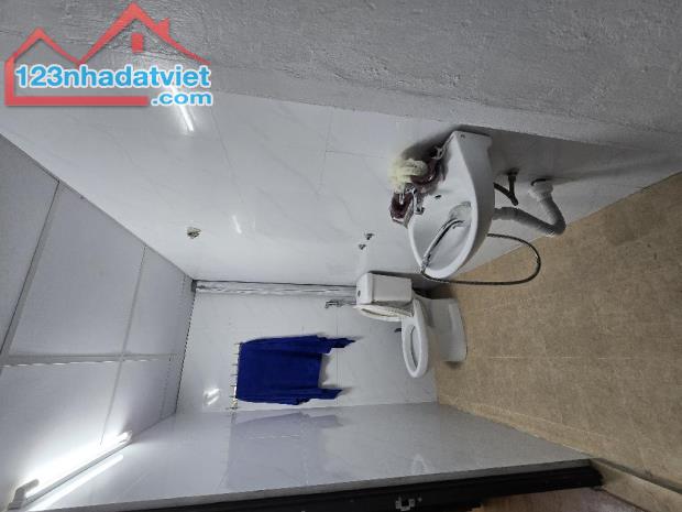 Nhà Phố Lớn Quốc tử giám Diện tích 22 m² Sổ đỏ chính chủ  4tâng 3 ngủ vệ sinh đầy đủ giá b - 3