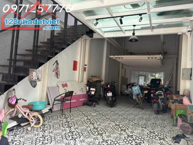 Nhà mặt phố Phùng Chí Kiên - Cầu Giấy cần bán gấp- DT 101m², MT 6,82m
🚗 Đường lớn- ô tô
