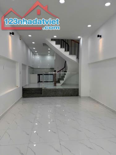 BÁN GẤP NHÀ ĐẸP 3 TẦNG - 64M2 - NGAY CÔNG VIÊN LÀNG HOA - HẺM XE HƠI - HƠN 5 TỶ - 1
