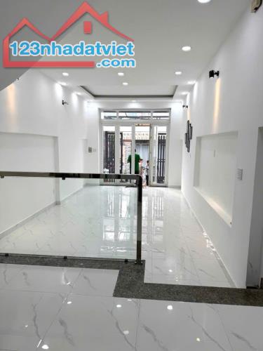 BÁN GẤP NHÀ ĐẸP 3 TẦNG - 64M2 - NGAY CÔNG VIÊN LÀNG HOA - HẺM XE HƠI - HƠN 5 TỶ - 2