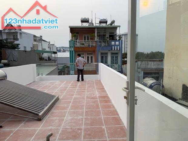 BÁN GẤP NHÀ ĐẸP 3 TẦNG - 64M2 - NGAY CÔNG VIÊN LÀNG HOA - HẺM XE HƠI - HƠN 5 TỶ - 3