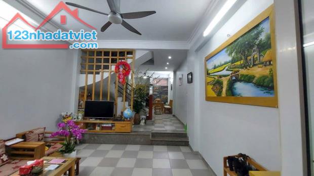 Bán tòa nhà mặt phố Xuân Thuỷ, Cầu Giấy 52 m2, 4T, ô tô đỗ cổng, giá hơn 12 tỷ - 1