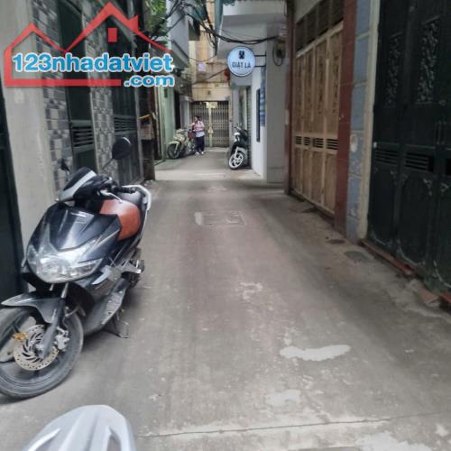 Bán nhà Kim Hoa mặt ngõ rộng thông kinh doanh  gần phố nhà dân xây  2 thoáng 26m giá 6. 5