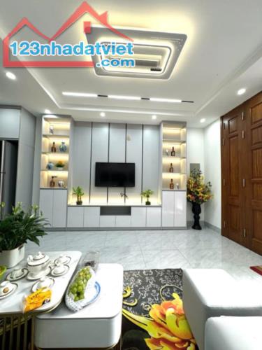 Bán nhà lô góc Giải Phóng – 6 tầng, thang máy, ô tô đỗ cửa – 7.86 tỷ