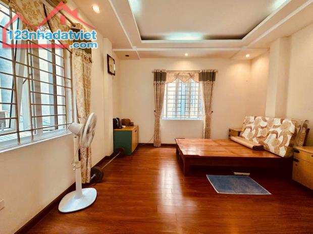 Bán nhà riêng Đê La Thành Đống Đa 22m 4 tầng mặt ngõ thông kinh doanh chỉ 4.x tỷ lh - 4