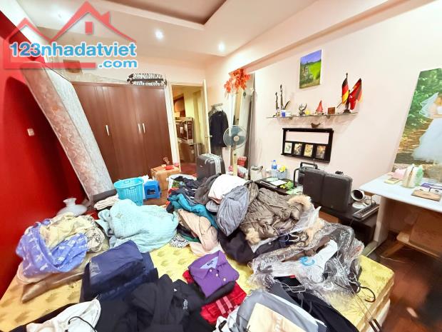BÁN NHÀ HOÀNG CẦU - PHÂN LÔ - 2 THOÁNG -  Ô TÔ ĐỖ CỬA - HÀNG XÓM UB QUẬN - GẦN HỒ - 80M *5 - 5