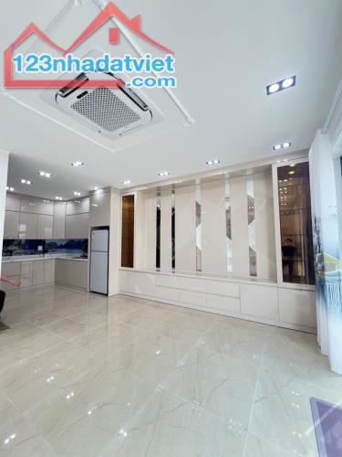 MẶT PHỐ QUẬN CẦU GIẤY 6TẦNG THANG MÁY OTO TRÁNH TRƯỚC CỬA