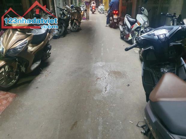 bán nhà Đống Đa 100 ngõ Chợ Đống Đa, 34m chỉ 4,65 tỷ, lô góc, nhà đẹp ở luôn