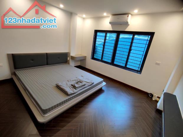 Bán nhà Hoàng Cầu, ô tô gần, KCBT chắc chắn, 2PN, gần chợ, công viên, 30m2, 5.96 tỷ - 1
