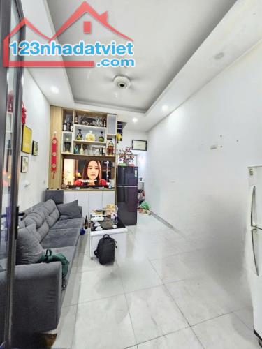 Bán gấp nhà Giáp Bát - Hoàng Mai 26m2 xây 4 tầng chắc chắn Ngõ nông gần phố chỉ 4.35 tỷ