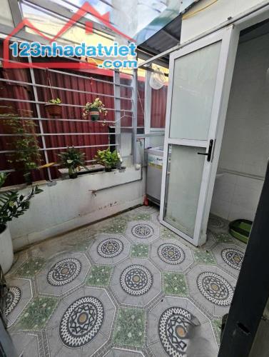 Bán gấp nhà Giáp Bát - Hoàng Mai 26m2 xây 4 tầng chắc chắn Ngõ nông gần phố chỉ 4.35 tỷ - 4