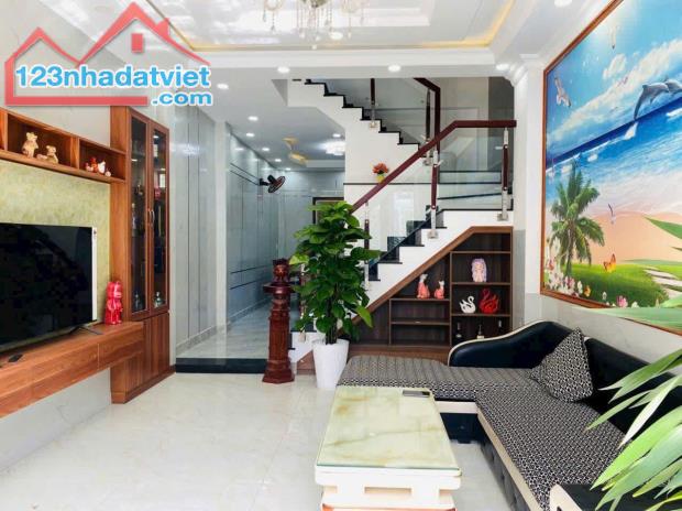 Bán gấp nhà Q3, 60m2 Lê Văn Sỹ giá 3 tỷ 288, hẻm thông, không lộ giới, SHR