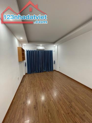 Bán gấp nhà phố Bát Khối cạnh cầu Vĩnh Tuy, Ô tô DT30 mt 3.4m nhà 5 tầng  giá 5.6 tỷ