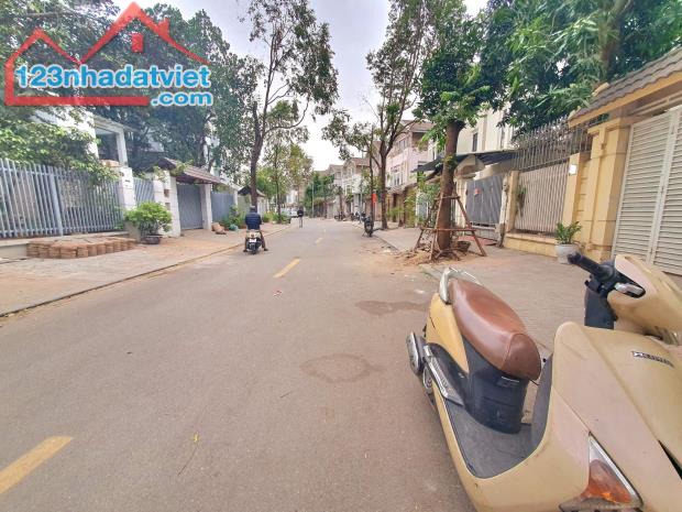 BIỆT THỰ KĐT VĂN PHÚ💥 HÀ ĐÔNG💥 200M2 x 3.5T💥 MT 11M💥 31.8 TỶ💥 VỈA HÈ💥 TRƯỚC NHÀ ÔTÔ