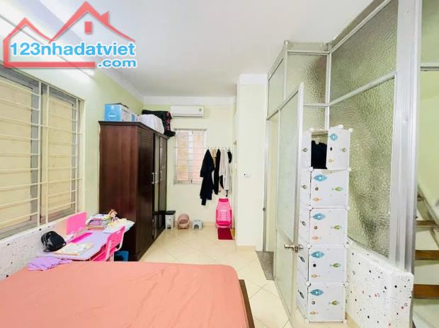 TRUNG TÂM QUẬN. LÔ GÓC. NGÕ RỘNG 3 GÁC ĐỖ CỬA. 22m2 4 tầng 4m mặt tiền. NHỈNH 4 TỶ - 2