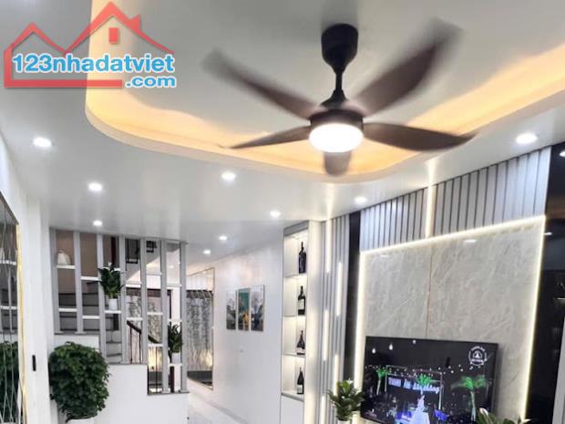 Bán nhà , ô tô nhỏ đỗ cửa, lô góc 2 mặt mặt ngõ thông 2 đầu, 10m ra ô tô tránh