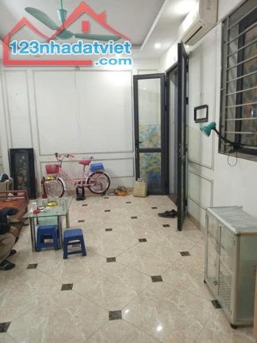 Bán nhà Trương Định gần Trường chợ tiện ích