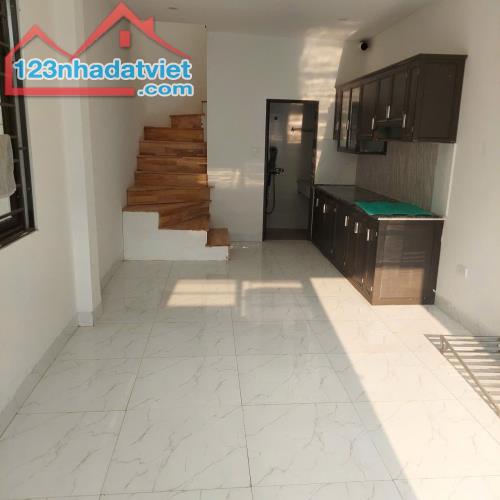 🏡 NHÀ 30M² x 2 TẦNG – NGÕ Ô TÔ ĐỖ CỬA – GIÁ CHỈ 2.2 TỶ – LONG BIÊN  ✅ Diện tích: 30m² x 2 - 1