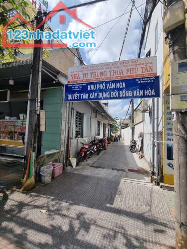 NHÀ PHÚ TÂN LIỀN KỀ ĐẠI LỘ ĐỒNG KHỞI HẺM XE Ô TÔ 7 CHỖ