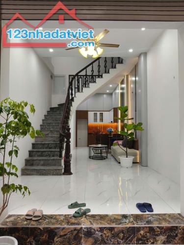bán nhà Hoàng Mai 40m Nguyễn Khoái, gần ô tô diện tích rộng, nhà ở luôn