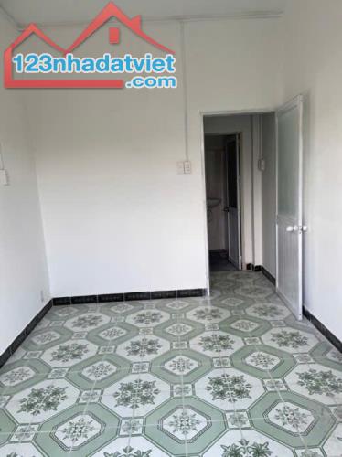 CHƯA TỚI 3 TỶ CÓ HỘ KHẨU Q3 - NHÀ 4 TẦNG- HẺM THÔNG- SÁT MT HOÀNG SA - 3