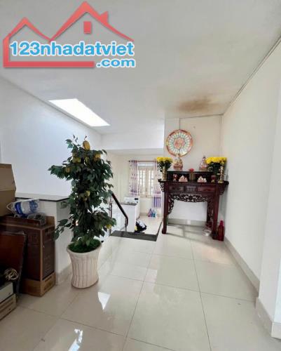 NHÀ ĐẸP KHU PHÂN LÔ - HXH ĐẬU CỬA - GẦN QUANG TRUNG & ST EMART2 - DT 63M² - 4 TẦNG - 5