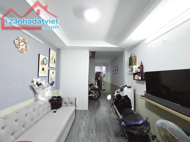 Bán nhà sát hẻm xe hơi Quận 8 Đúc 2 Tầng 2 PN 33m2 giá 3Tỷ990 TL - 1