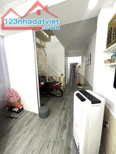 Bán nhà sát hẻm xe hơi Quận 8 Đúc 2 Tầng 2 PN 33m2 giá 3Tỷ990 TL - 2