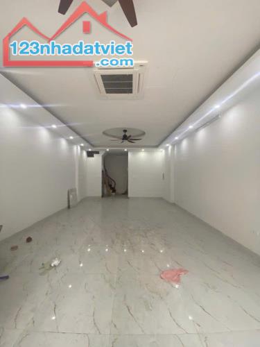 Mặt Phố Mậu Lương Hà Đông -KD Sầm Uất Đường rộng Vỉa Hè to 7 Tầng Thang Máy