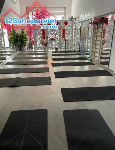 Bán nhà 3 tầng mặt tiền đường Nguyễn Thị Minh Khai. Dòng tiền 200tr/năm. Giá 13tỷ xxx - 1