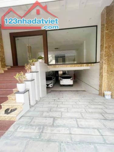 Bán Tòa Tổ hợp Kinh Doanh Mặt phố Lạc Long Quân - 120m2 x 8T x MT 9.5m - Vỉa hè 5m - 1