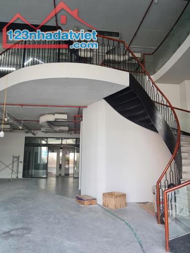 Bán Tòa Tổ hợp Kinh Doanh Mặt phố Lạc Long Quân - 120m2 x 8T x MT 9.5m - Vỉa hè 5m - 5