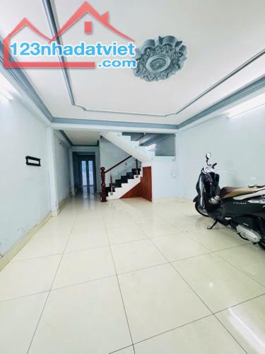 BÁN NHÀ 2 TẦNG NGAY CHỢ PHÚ ĐỊNH 60M2 GIÁ 6,5 TỶ - 1