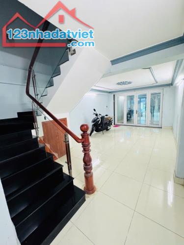 BÁN NHÀ 2 TẦNG NGAY CHỢ PHÚ ĐỊNH 60M2 GIÁ 6,5 TỶ - 3