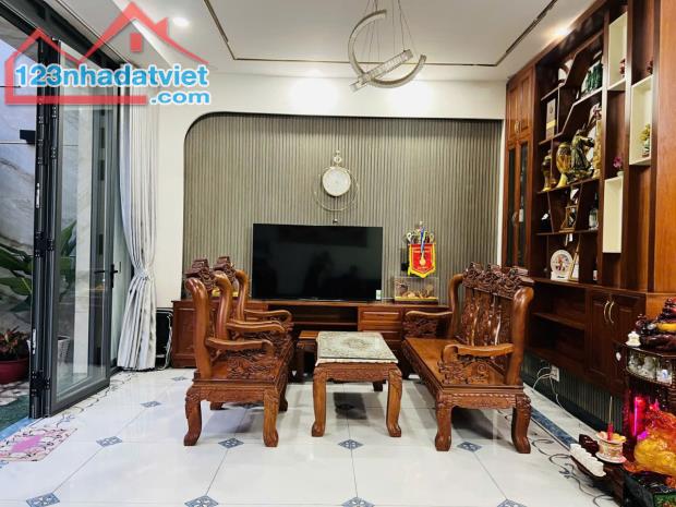 Quận 6,Gần MT Bà Hom, Ô tô, ngang 6 m, Nhà 4 tầng, 90 m2, giá rẻ.