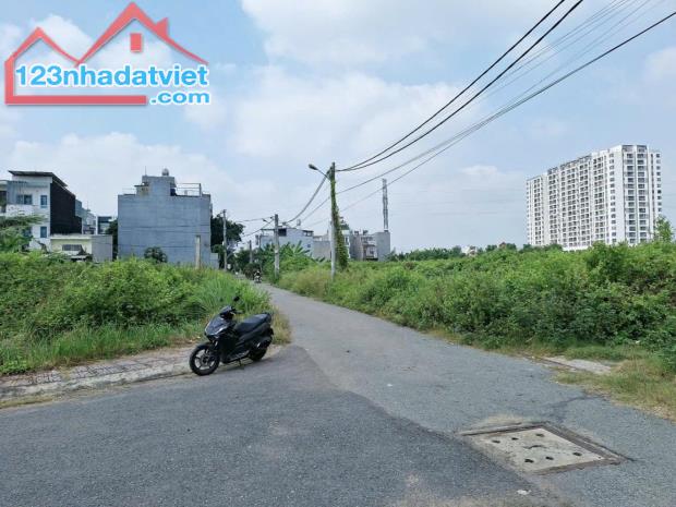Lô đất 2 Mặt tiền đường 6m, 305m2, ngang 17.5m, Nguyễn Duy Trinh, Phú Hữu, 13 tỷ - 2