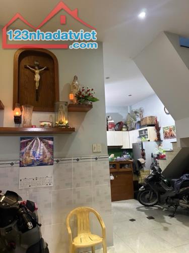 BÁN NHÀ 2 TẦNG, Q12, GẦN TRƯỜNG CHINH, DT 5,2m x 7m, CHỈ 2 TỶ nhỉnh. - 1